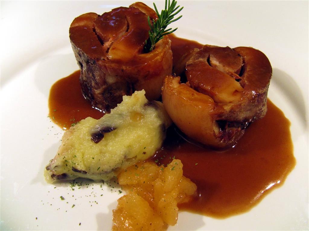 tast_-_rollitos_de_cochinillo_con_manzana_confitada_y_parmenier_de_setas_medium.jpg